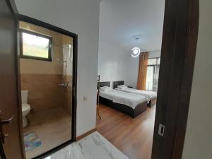 查克维vila chakvi的一间卧室配有一张床,浴室设有淋浴。