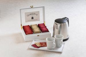 新泻科特新泻酒店的茶具、咖啡壶和2杯