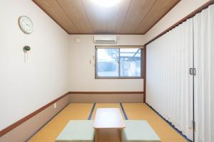 SukagawaKobohudonoyu的一个空房间,有桌子和时钟