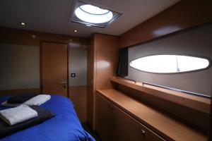 日内瓦浮船住宿加早餐旅馆的客房设有床和大窗户。
