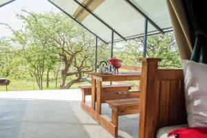 奥考奎约Etosha Safari Camping2Go的帐篷,配有桌子和茶壶
