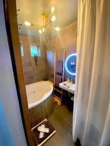 普瓦西Exotic spa的带浴缸和盥洗盆的浴室