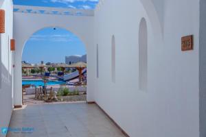 马萨阿拉姆Beach safari nubian resort的从房子的走廊上可欣赏到游泳池的景色