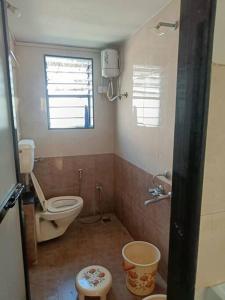 纳西克1BK Comfy & Budget Friendly Stay的一间带卫生间和水槽的浴室