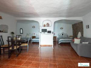 阿尔特纳拉Living Artenara - CAVE HOUSE & TERRACE Adults Only的客厅配有沙发和桌子