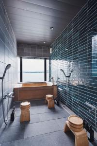 海津市奥琵琶湖　四季亭的带浴缸的浴室和2个卫生间。