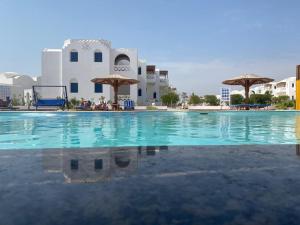 马萨阿拉姆Beach safari nubian resort的大楼前的游泳池