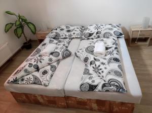 兹诺伊莫U哈拉德伯膳食公寓的一张带黑白枕头的床