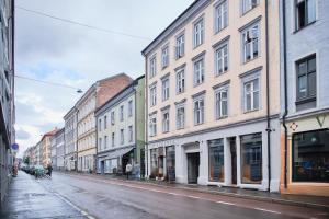 奥斯陆Grünerløkka Deluxe Apartments的雨天有楼房的城市街道