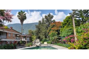 查帕拉Capital O Posada Del Pescador的花园中带游泳池的房子