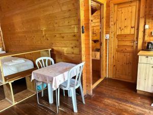 Abirimהקטלב- בקתה בין קטלב אחד ואלונים的小屋内带桌椅的用餐室