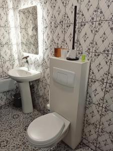 克里比RESIDENCE DORANA的浴室配有白色卫生间和盥洗盆。