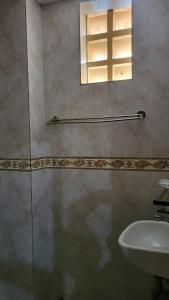 金边PHAPPY GUEST HOUSe的带淋浴和盥洗盆的浴室以及窗户。