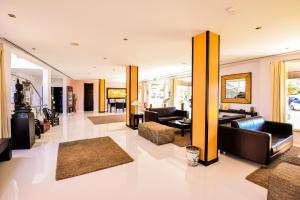 阿尔布费拉Vila Gale Collection Praia的带沙发和地毯的客厅