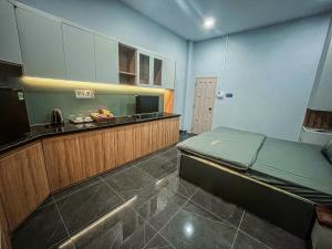 龙川市River Hotel 4 Long Xuyên的小房间设有床和厨房