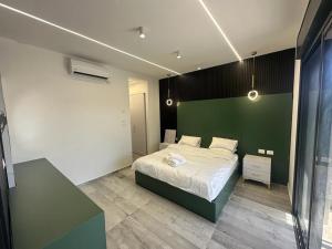 杰里科 alzain 2 villas فلل الزين ٢的一间卧室设有一张床和绿色的墙壁