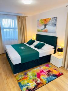 布拉迪斯拉发WX Hotel的一间卧室配有床和色彩缤纷的地毯。