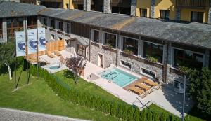 蓬泰迪莱尼奥阿克夸西亚蓝色酒店的享有带游泳池的建筑的空中景致