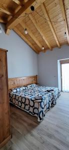 阿瑞特扎Casa Rural Launtzin Landetxea的一间带三张床的卧室,位于带木制天花板的房间内