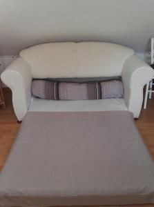 圣阿韦尔坦Le Hameau du moulin a vent的一张带两个枕头的白色沙发