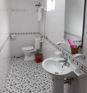 吉婆岛TD Luxury Hotel的白色的浴室设有水槽和卫生间。