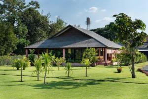 讪柿Chalala Tropical Garden House的棕榈树公园内的房子