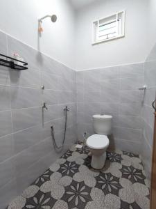 巴佐Homestay Ad-Deen Bachok的一间带卫生间的浴室,铺有瓷砖地板。