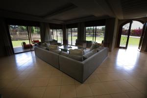 AÃ¯n el KsobVilla Tizra - guest house的客厅配有沙发和桌子