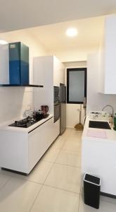 乔治市Beacon Executive Suites George Town Apartment Malaysia deals的白色的厨房设有水槽和炉灶。