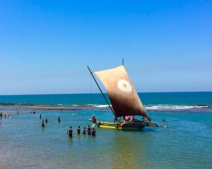 尼甘布Negombo Morawala Beach Villa的海滩上一艘船,在水中航行