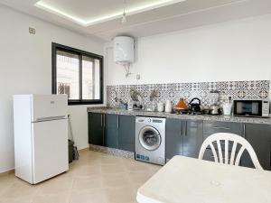 塔哈佐特La Perle Taghazout apparts 2-3px的厨房配有洗衣机和冰箱。