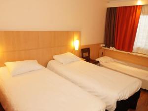 华沙宜必思华沙奥斯托布朗斯卡酒店的酒店客房设有两张床和窗户。