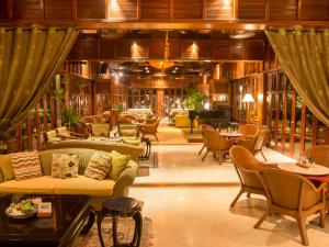 岘港岘港富丽华大酒店 的大堂配有沙发和桌椅