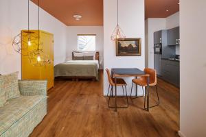 格罗宁根Business Guesthouse的配有床、桌子和沙发的房间