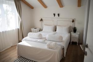 塞扎纳9b-The Resort的一间卧室设有两张白色的床和窗户