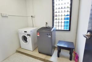 斗湖3 mins to Garden City & Kubota Jln Chong Thien Vun的客房内的洗衣机和凳子