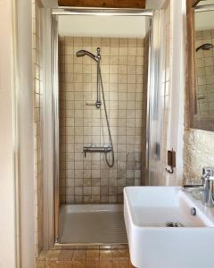托其伊芙雷斯乡间公寓的浴室配有白色浴缸和水槽