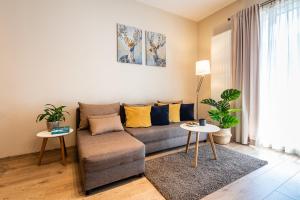卡托维兹Apartamenty Tespis - Francuska Atal Park II的客厅配有沙发和2张桌子