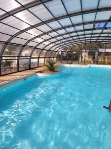 乌伊斯特勒昂Camping Riva Bella - Mobil home Les4L的一个带可伸缩屋顶的大型游泳池