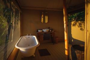 马翁Cha Cha Metsi的带浴缸和盥洗盆的浴室