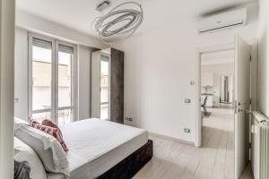 罗马The Roof Luxury Penthouse Corso的白色卧室配有一张床和一个吊灯