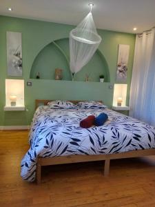 Saint-Coutant-le-GrandVilla de charme的一间卧室配有一张带蓝色和白色棉被的床