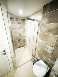 KonakDNC REZİDANCE的带淋浴和卫生间的浴室。