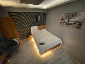 KonakDNC REZİDANCE的一间小卧室,房间内设有一张白色的床