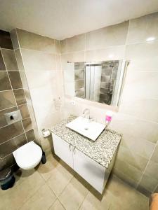 KonakDNC REZİDANCE的一间带水槽和卫生间的浴室