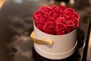 阿格德LA PERLE NOIRE的白色的花瓶,满是红玫瑰