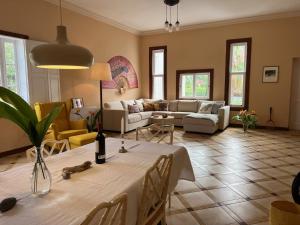 拉奥罗塔瓦Villa Finca El Drago的客厅配有桌子和沙发
