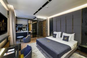 伊斯坦布尔Broyt Hotel的一间带特大号床的卧室和一间客厅