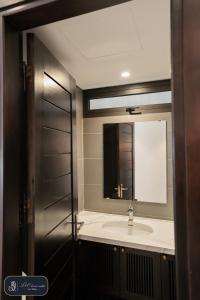 河内High-ser Apartment -2BR - NiceView - Parking - Spacious - In center的一间带水槽和镜子的浴室