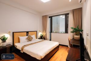 河内High-ser Apartment -2BR - NiceView - Parking - Spacious - In center的一间卧室设有一张床和一个大窗户